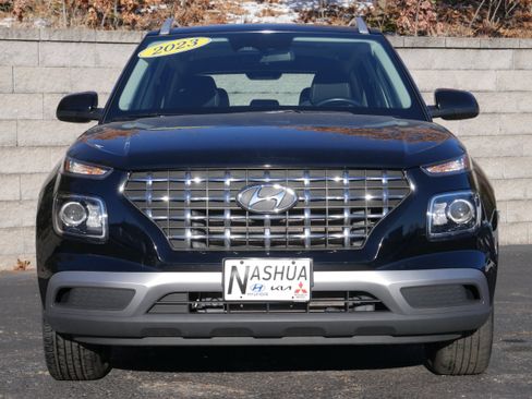 Used 2023 Hyundai Venue SEL image 2