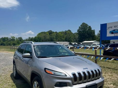 Used 2018 Jeep Cherokee Limited AWD/4WD image 2