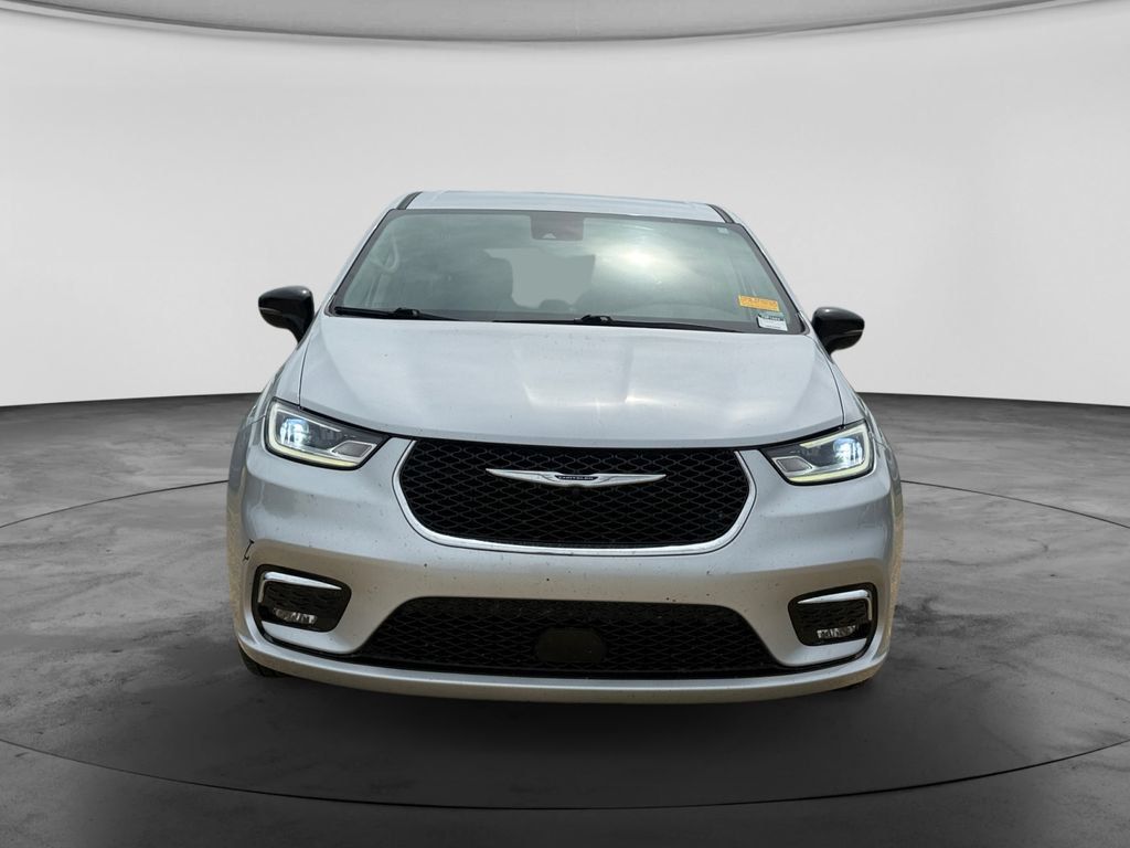 Used 2024 Chrysler Pacifica Touring-L FWD image 2