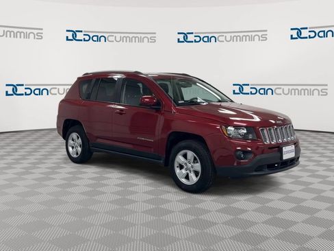Used 2017 Jeep Compass Latitude FWD image 2
