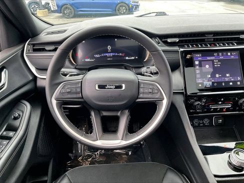 Used 2025 Jeep Grand Cherokee L Altitude image 17