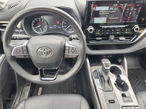 Used 2021 Toyota Highlander Limited image 11