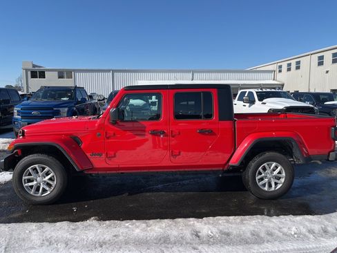 Used 2023 Jeep Gladiator Sport image 8