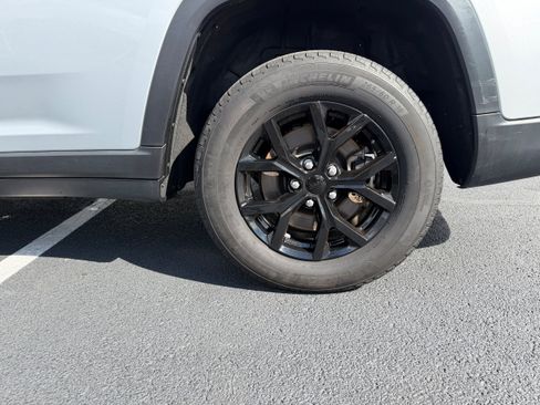 Used 2024 Jeep Grand Cherokee L Laredo image 10