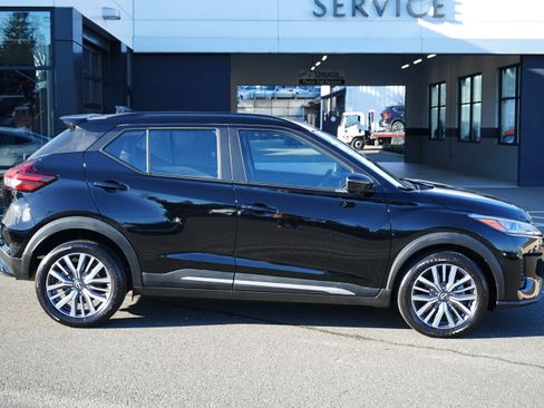 Used 2024 Nissan Kicks SR image 2