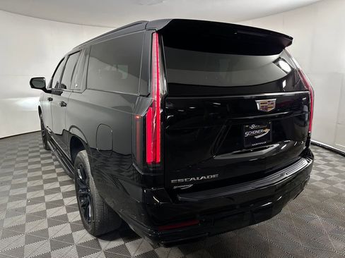 Used 2025 Cadillac Escalade ESV Sport AWD/4WD image 3