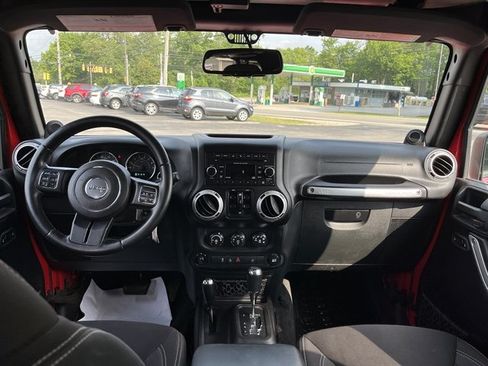 Used 2014 Jeep Wrangler Unlimited Sahara w/ Connectivity Group AWD/4WD image 32