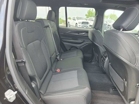 Used 2025 Jeep Grand Cherokee Laredo X RWD image 16