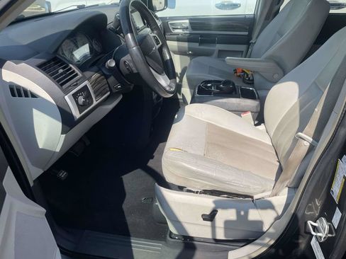 Used 2010 Chrysler Town & Country Touring FWD image 13