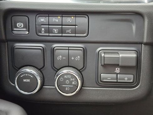 Used 2025 Chevrolet Suburban Premier RWD image 21