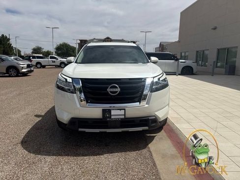 Used 2023 Nissan Pathfinder Platinum FWD image 2