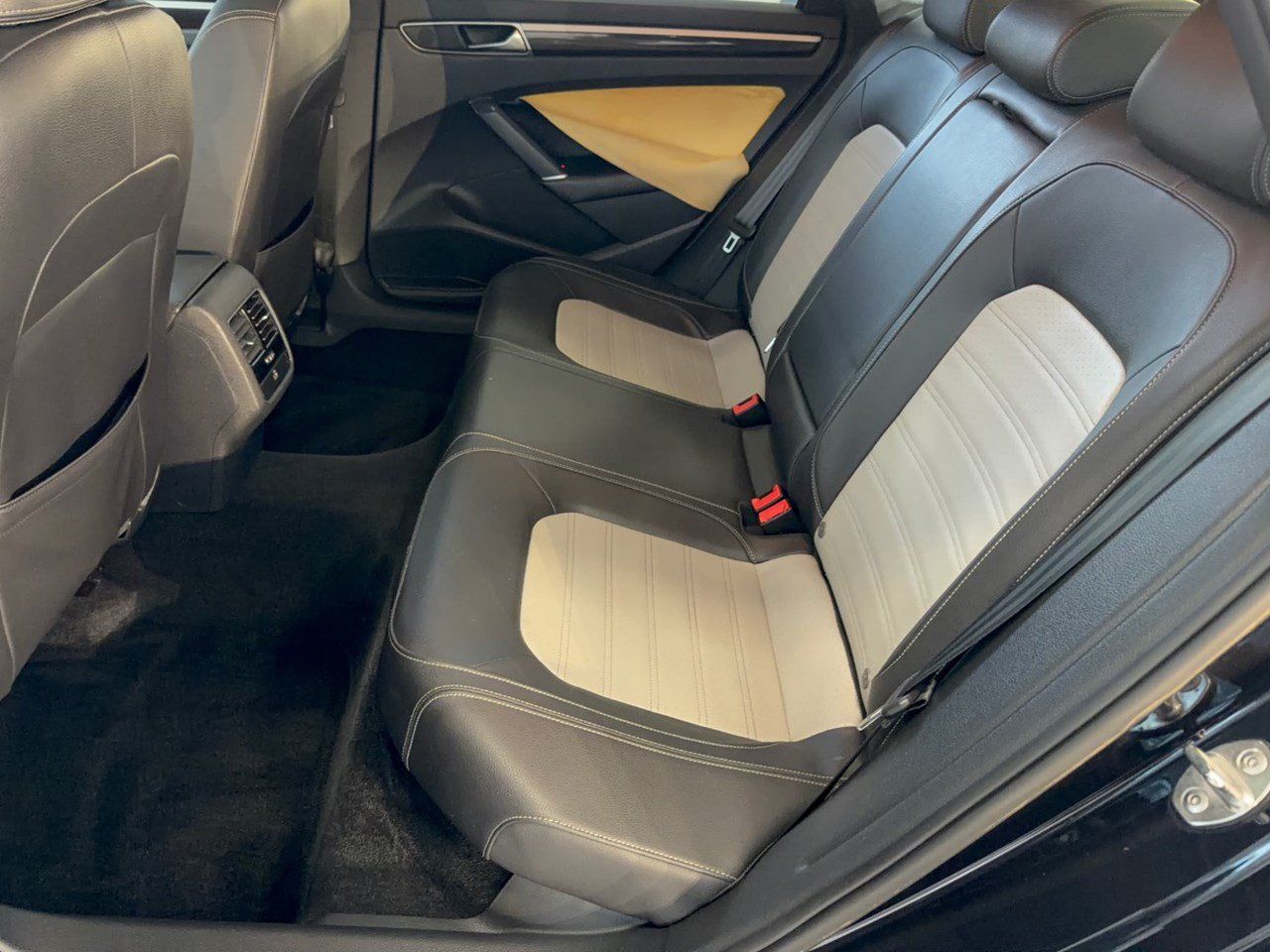 Used 2018 Volkswagen Passat 3.6 FWD image 25