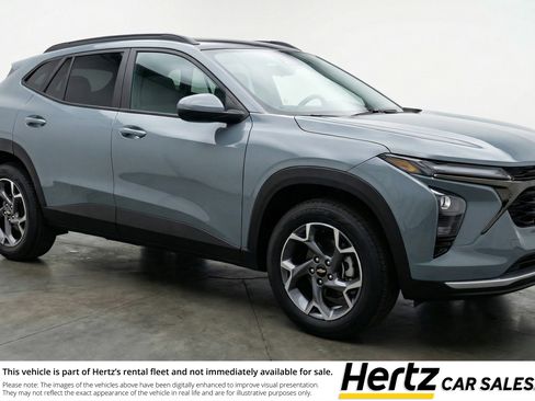 Used 2025 Chevrolet Trax LT FWD image 1