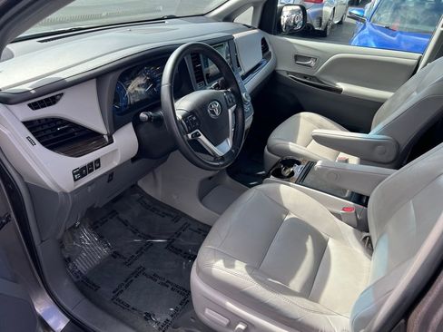 Used 2015 Toyota Sienna XLE Premium image 10