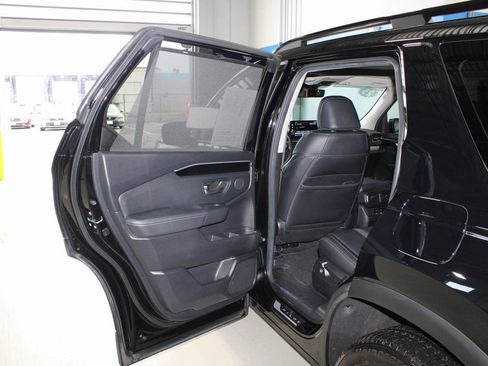 Used 2025 Honda Pilot Touring image 17