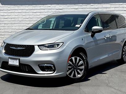 New 2023 Chrysler Pacifica Touring-L