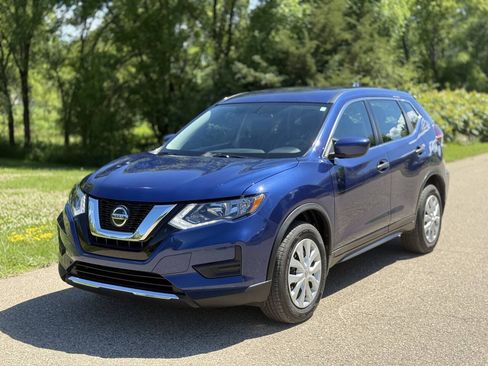 Used 2018 Nissan Rogue S AWD/4WD image 2