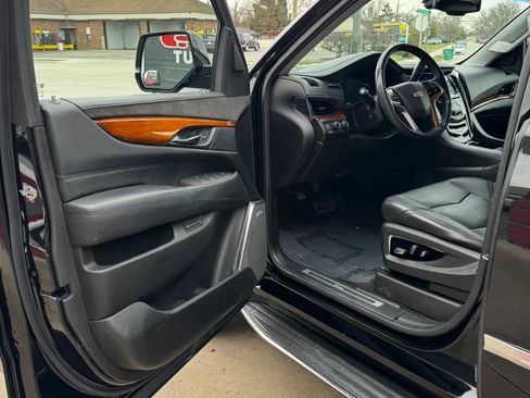 Used 2016 Cadillac Escalade Luxury AWD/4WD image 4