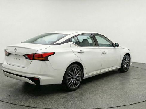 Used 2025 Nissan Altima 2.5 SV FWD image 9