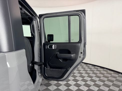 Used 2023 Jeep Gladiator Sport AWD/4WD image 28
