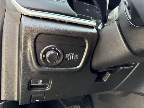 Used 2023 Jeep Grand Cherokee Altitude AWD/4WD image 19