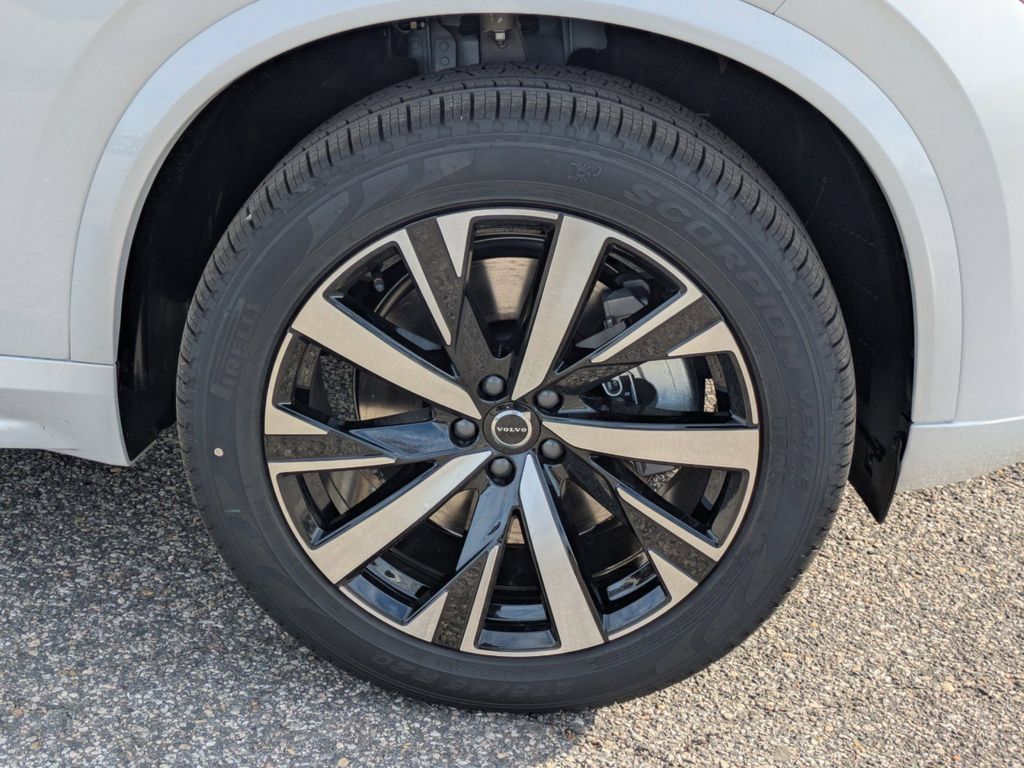 New 2025 Volvo XC90 T8 Core w/ Climate Package AWD/4WD image 11
