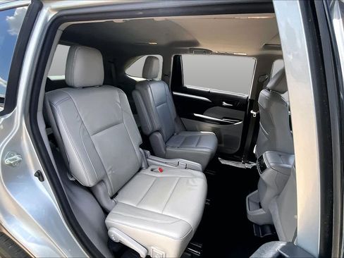 Used 2018 Toyota Highlander XLE FWD image 21