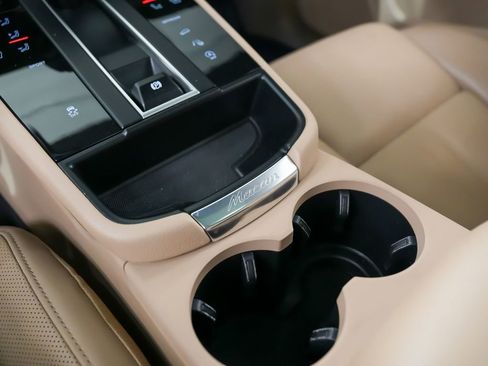 Certified 2025 Porsche Macan AWD/4WD image 33