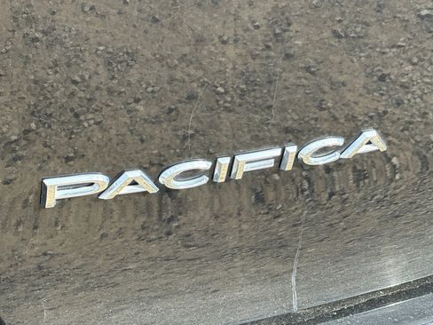 Used 2023 Chrysler Pacifica Touring-L FWD image 28