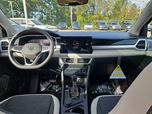 New 2025 Volkswagen Taos SE image 4