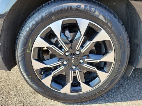 Used 2024 Kia Carnival EX image 26