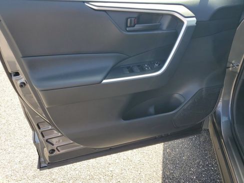 Used 2020 Toyota RAV4 LE FWD image 8