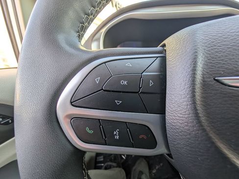 Used 2024 Chrysler Pacifica Touring-L FWD image 26