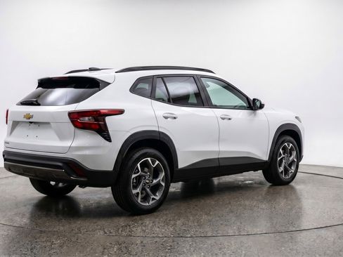 Used 2025 Chevrolet Trax LT w/ LT Convenience Package FWD image 9