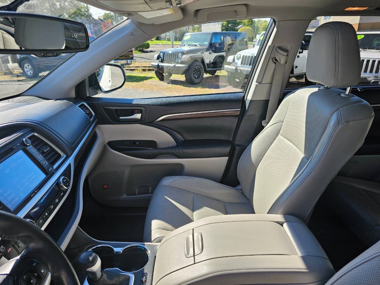 Used 2014 Toyota Highlander Limited AWD/4WD image 11