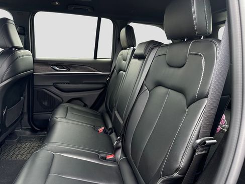 Used 2025 Jeep Grand Cherokee Limited AWD/4WD image 19