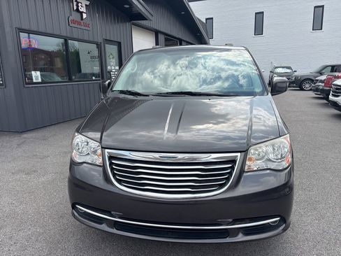 Used 2015 Chrysler Town & Country Touring FWD image 8