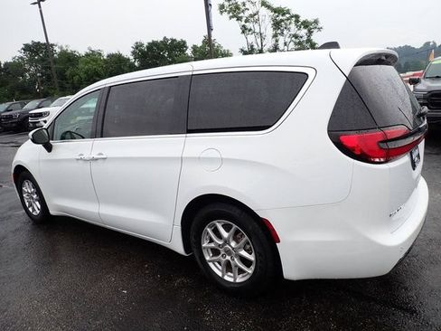 Used 2023 Chrysler Pacifica Touring-L FWD image 4