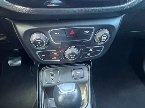 Used 2019 Jeep Compass Latitude FWD image 21