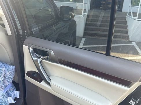 Used 2018 Lexus GX 460 Premium w/ Premium Package AWD/4WD image 17