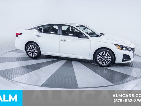 Used 2025 Nissan Altima 2.5 SV FWD image 13