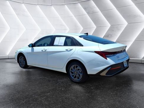 Used 2025 Hyundai Elantra Hybrid FWD image 3