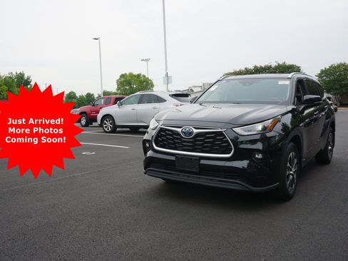 Used 2021 Toyota Highlander XLE AWD/4WD image 1