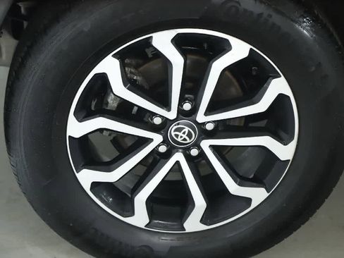 Used 2023 Toyota Corolla Cross SE image 12