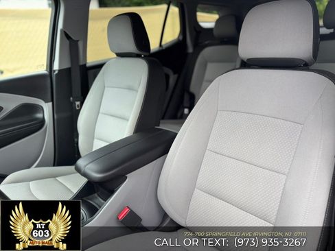 Used 2024 GMC Terrain SLE FWD image 18
