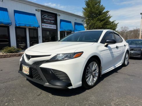 Used 2020 Toyota Camry SE image 1