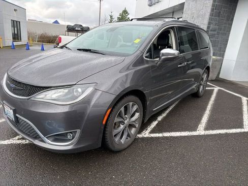 Used 2018 Chrysler Pacifica Limited w/ Tire & Wheel Group image 3