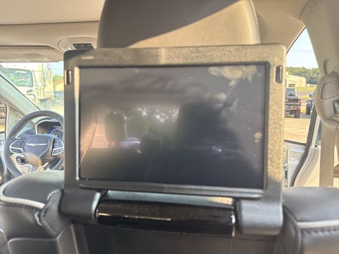 Used 2024 Chrysler Pacifica Limited w/ Uconnect Theater Family Group image 39