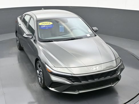 Certified 2025 Hyundai Elantra Sport image 35