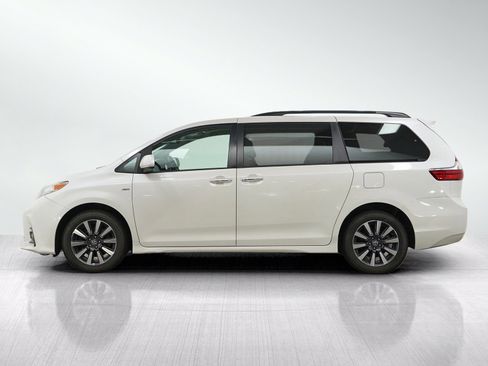 Used 2019 Toyota Sienna XLE Premium AWD/4WD image 2